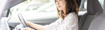 子どもの習い事で送り迎えをしている保護者の様子