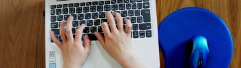 子どもがAIを使っている様子を表す画像
