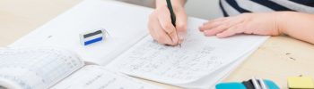 小学生の学校での勉強の様子を表す画像