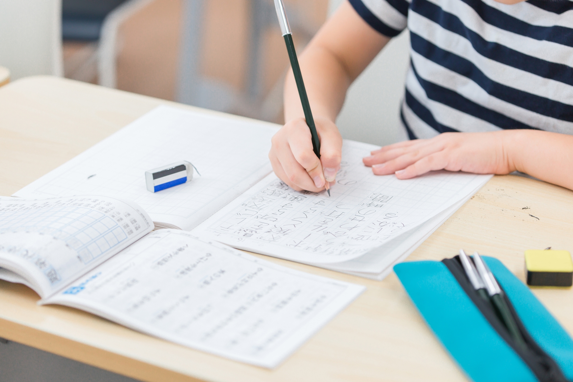 小学生の学校での勉強の様子を表す画像