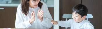 見守り育児をする保護者の様子