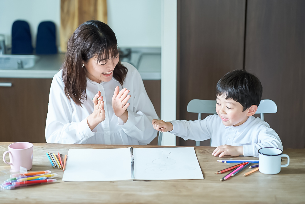 見守り育児をする保護者の様子