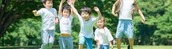 挑戦を楽しむ子どもたちのイメージ