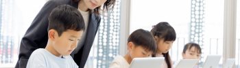 プログラミング教室で集団授業を受けている子どもたちの様子