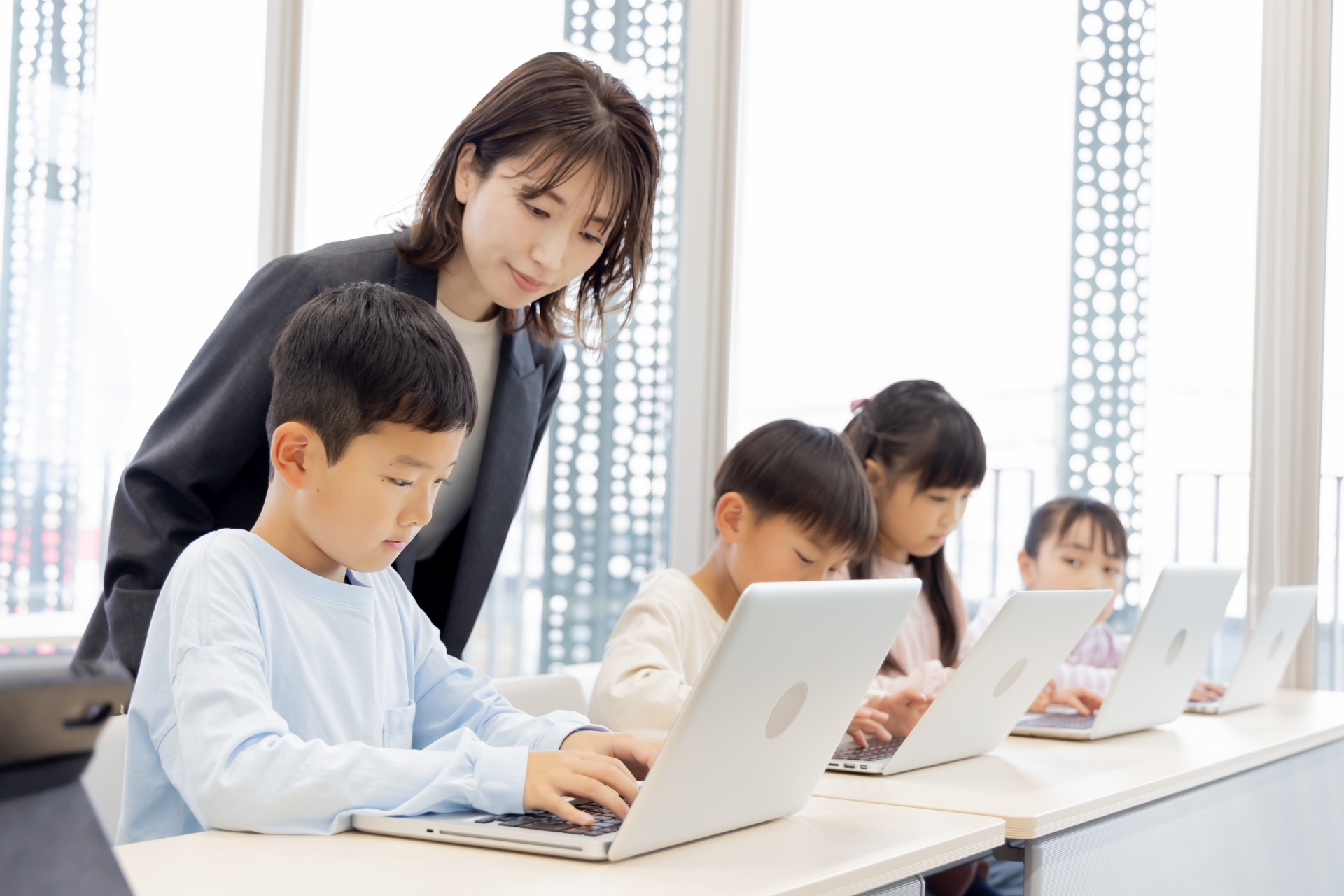 プログラミング教室で集団授業を受けている子どもたちの様子