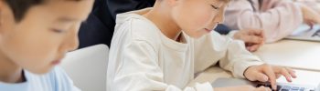 プログラミング学習をする小学生の様子