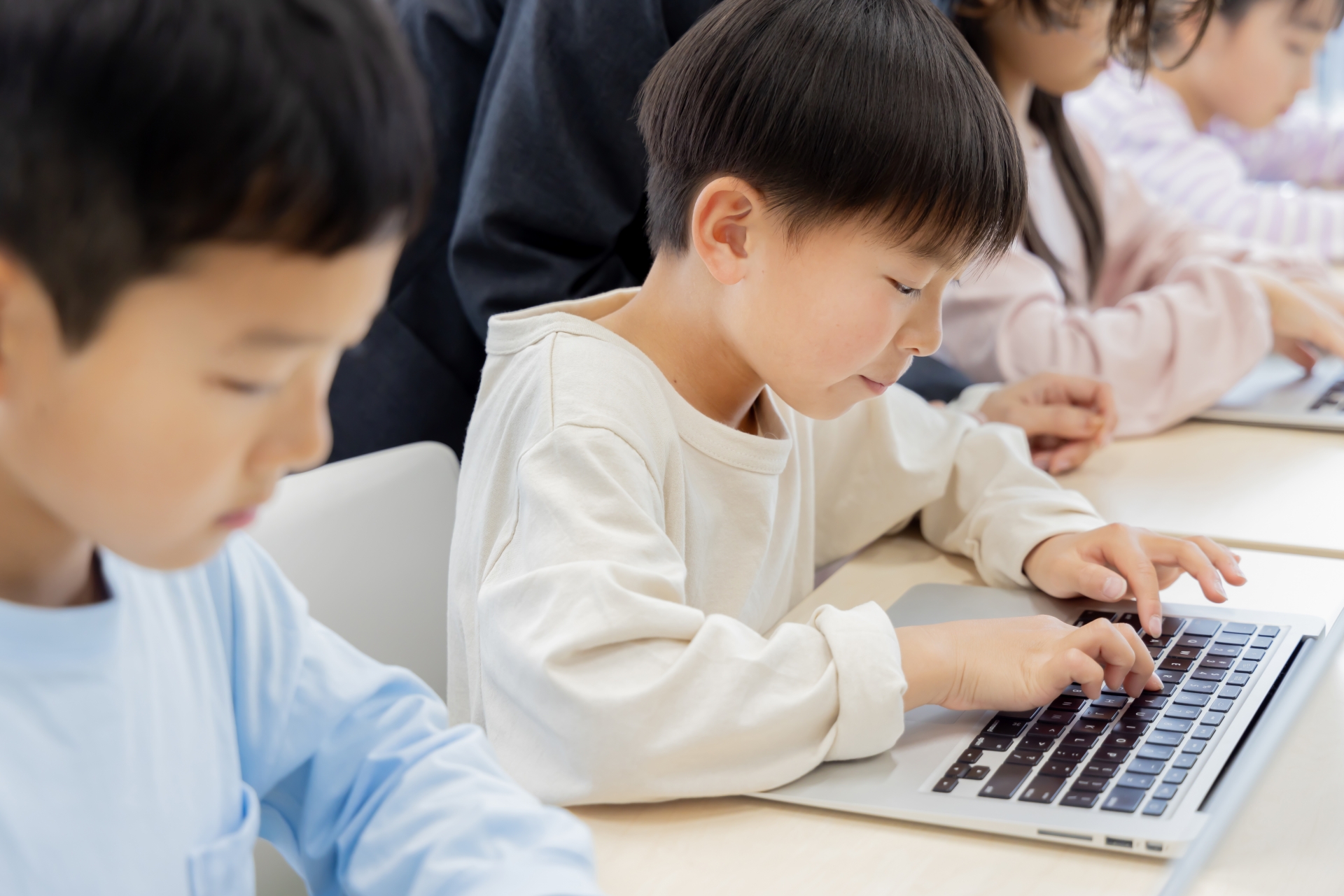 プログラミング学習をする小学生の様子