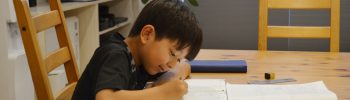自宅で自分から進んで勉強に取り組む子どもの様子