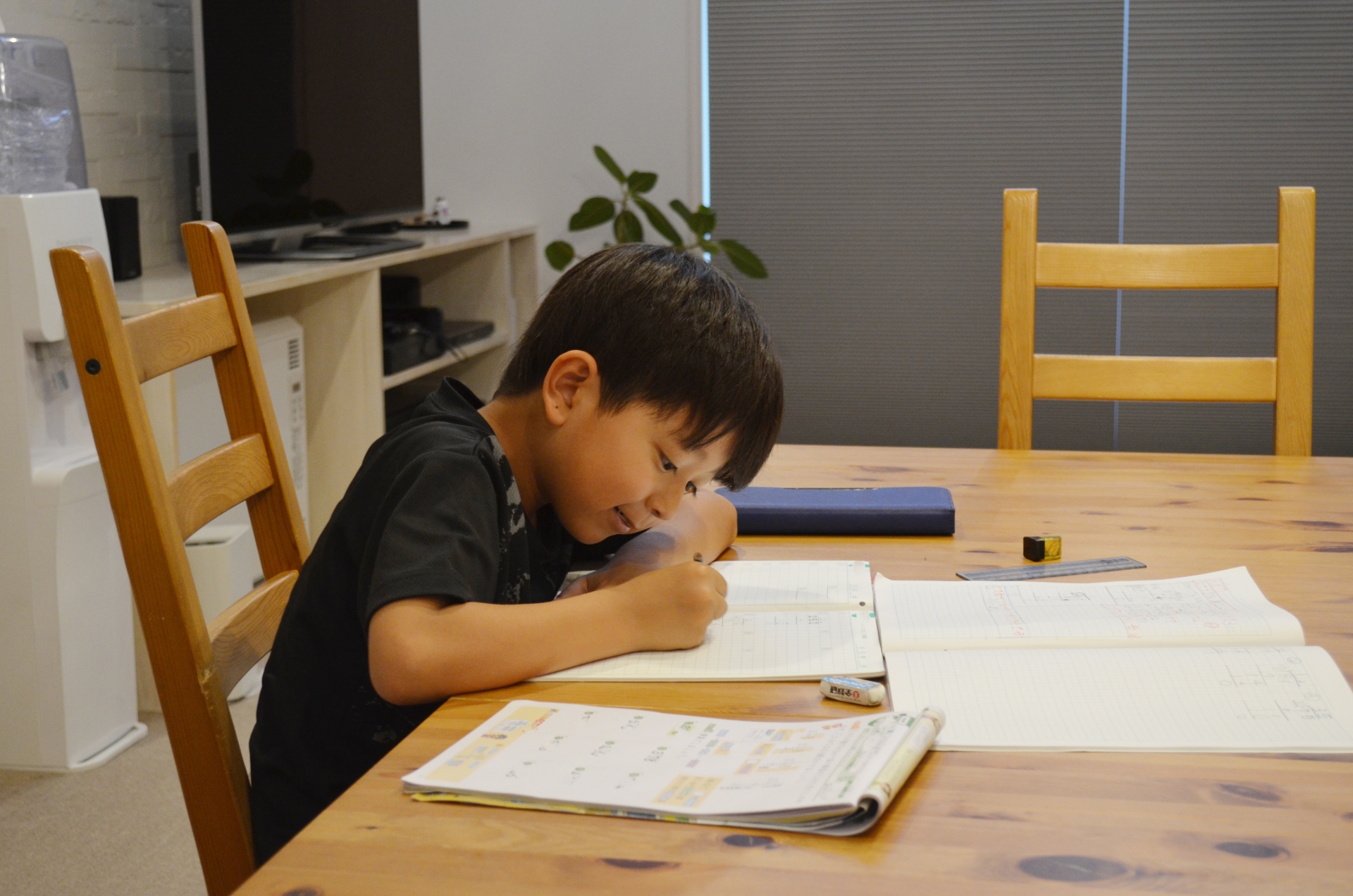自宅で自分から進んで勉強に取り組む子どもの様子