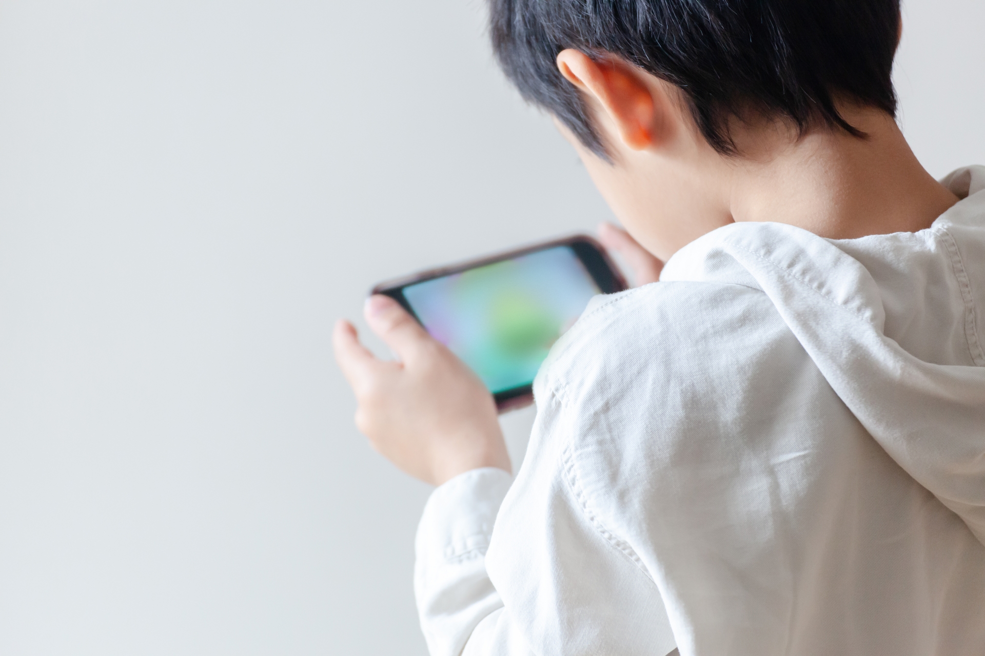 ゲームに夢中になる子どもの画像